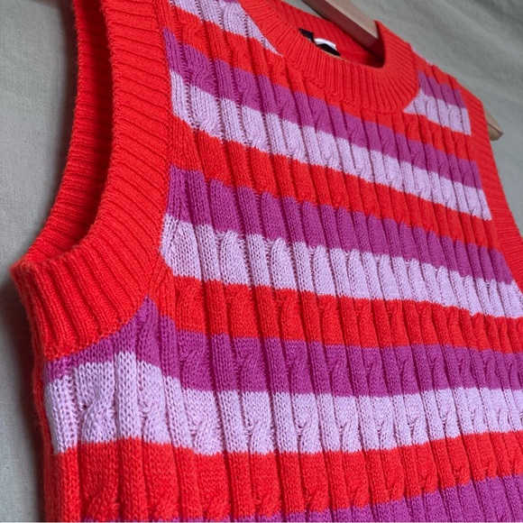 Colourful H&M size L vest. 50%
acrylic, 50% polyester - Picture 2 of 3
